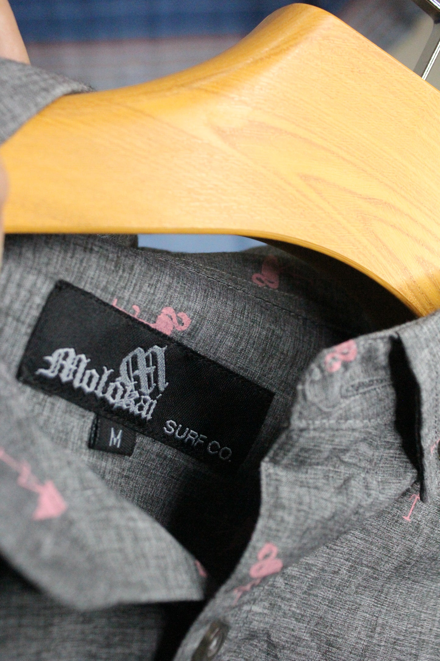 Preowned Men's "Molokai" Surf Co. Short Sleeve Shirt..XL..Grey/Pink..Very Nice