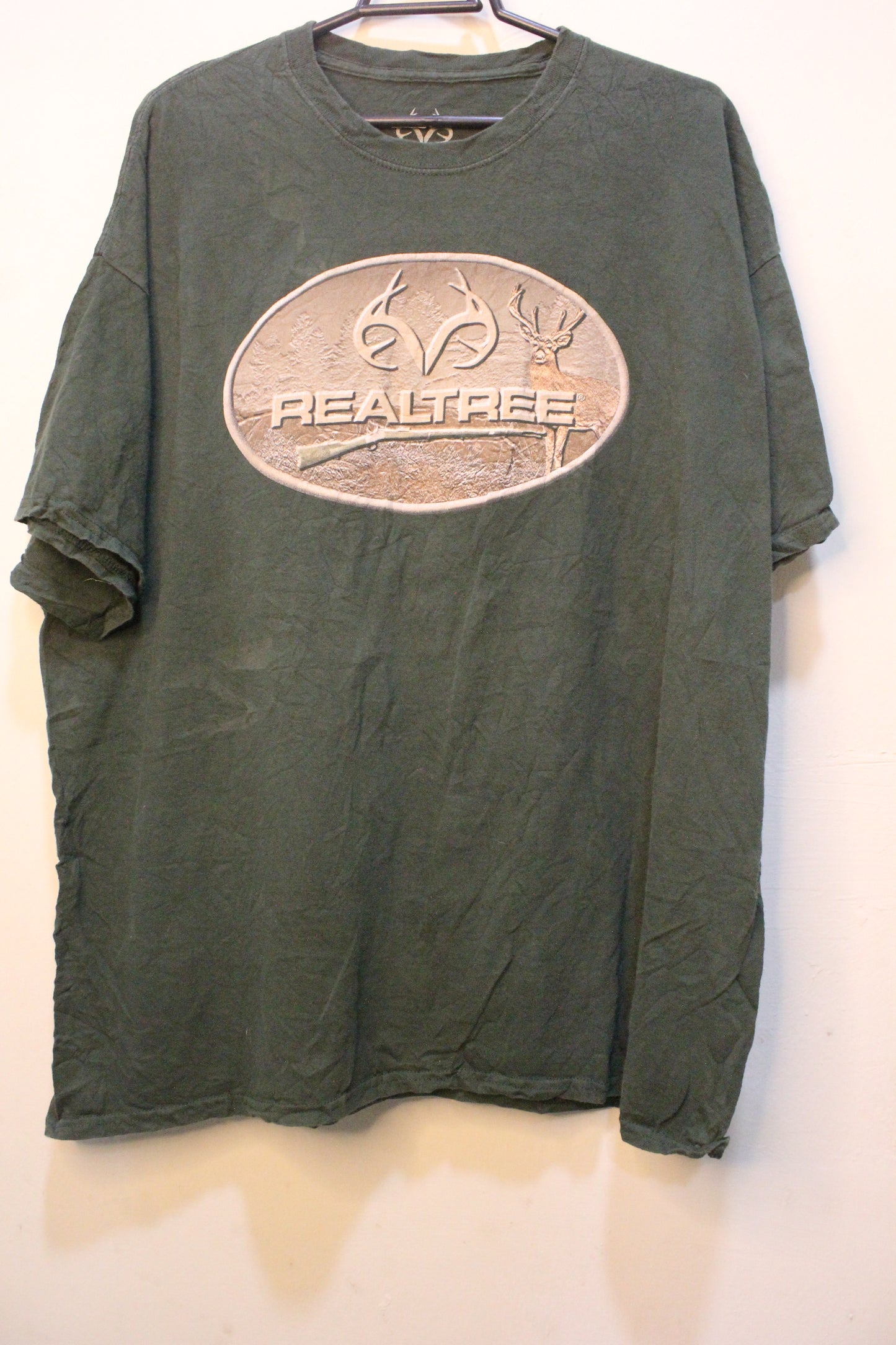 Men's T shirt- REALTREE Graphic T-Shirt Size Medium only -American Deer Hunting