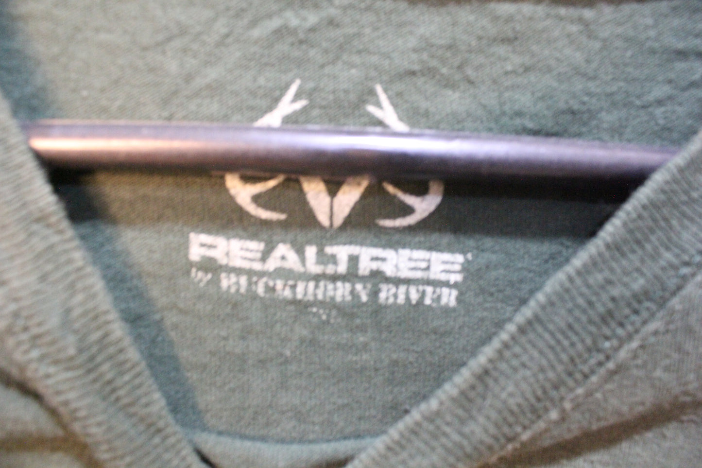 Men's T shirt- REALTREE Graphic T-Shirt Size Medium only -American Deer Hunting